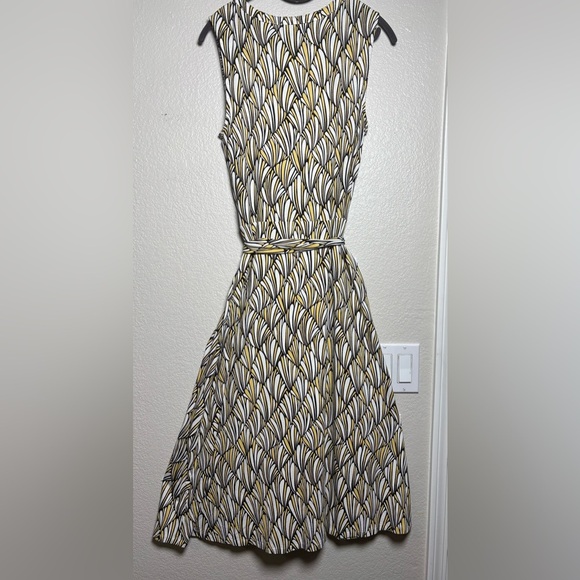 Tommy Bahama Sleeveless, button-front midi dress with a tie belt. Fan print. M - Picture 11 of 14